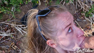 Откровенное видео на берегу моря