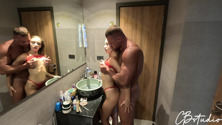 Жесткая утренняя дрочка и спонтанный финал на лице