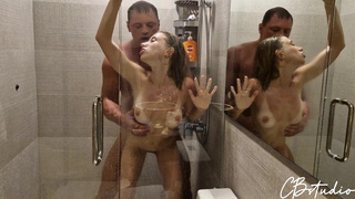 Горячий секс в душе с разгоряченной Сандрой