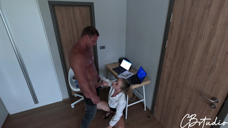 Секретарша предпочитает прыгать на члене начальника вместо работы