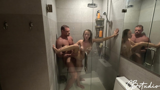 Горячая близость с мокрой красоткой