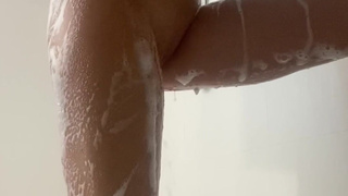 Милла Соболев – сочный душ с мыльной пеной и аппетитными формами