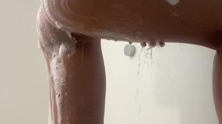 Милла Соболев – сочный душ с мыльной пеной и аппетитными формами