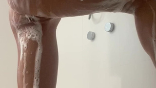 Милла Соболев – сочный душ с мыльной пеной и аппетитными формами