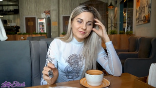 Девчонка не сдерживает стоны в людном месте