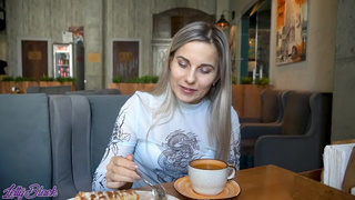 Девчонка не сдерживает стоны в людном месте