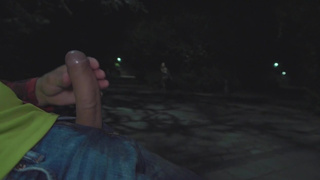 Дикий экстаз в парке: невероятная дрочка на свежем воздухе