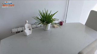 Соседский разврат: кто кого соблазнит на кухонном столе?