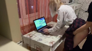 Ремнём её херачу и хуй вставляю — а ей похую, она в Геншин играет