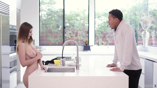 Сочные сиськи и мощный чёрный хуй доводят до оргазма