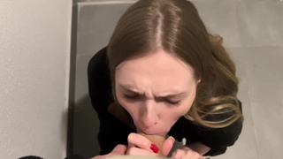 Секс на лестничной клетке – запретное видео со страстным BJ