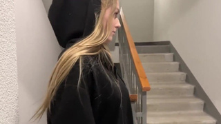 Секс на лестничной клетке – запретное видео со страстным BJ
