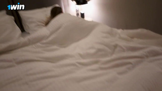 Страстная мачеха в одной кровати: как устоять?