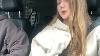 Девушка в машине отблагодарила за подвоз страстным минетиком