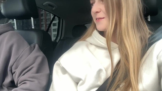 Девушка в машине отблагодарила за подвоз страстным минетиком