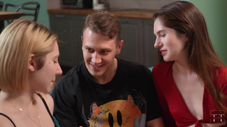 Развратные подружки устроили двойной минет