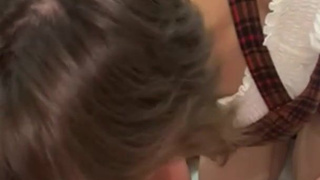 Страстная девушка демонстрирует мастерство минета