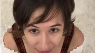 Страстная девушка демонстрирует мастерство минета