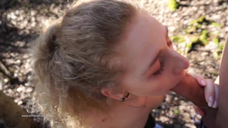 Первокурсница ублажает в лесной глуши после учебы - развратный минет на природе