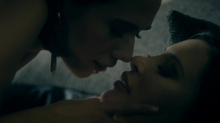 Страстный лесбийский секс двух горячих брюнеток – попробуй устоять