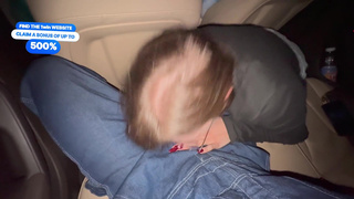 Женатый друг снимает, как ненасытная сучка обслуживает мужиков в авто