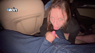 Женатый друг снимает, как ненасытная сучка обслуживает мужиков в авто