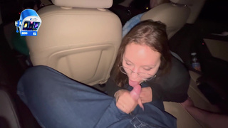 Женатый друг снимает, как ненасытная сучка обслуживает мужиков в авто