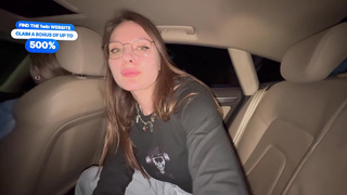 Женатый друг снимает, как ненасытная сучка обслуживает мужиков в авто