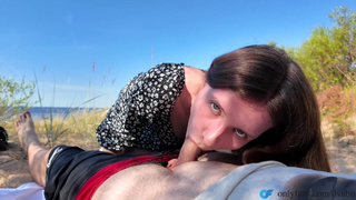 Откровенное летнее видео: страстный минетик от Ники Банни на берегу