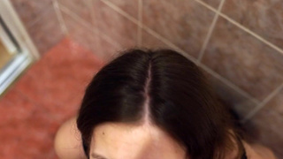 Неожиданная встреча: горячий отсос в ванной комнате