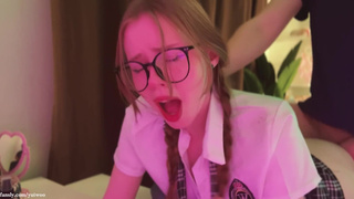 БДСМ с умной очкарикой: сперма на учебниках