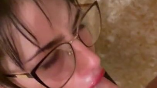 Украинская красотка подарила незабываемый минет - клиент в восторге!