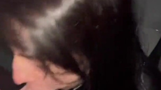 Страстная блондинка сосет мощный член незнакомцу после щедрого жеста