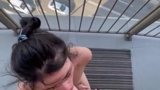 Сексуальная нимфоманка в диком порыве – смотри, как она трахается на виду у всех