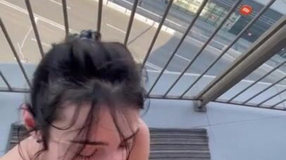 Сексуальная нимфоманка в диком порыве – смотри, как она трахается на виду у всех