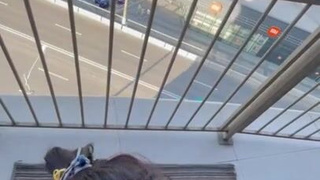 Сексуальная нимфоманка в диком порыве – смотри, как она трахается на виду у всех