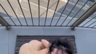 Сексуальная нимфоманка в диком порыве – смотри, как она трахается на виду у всех