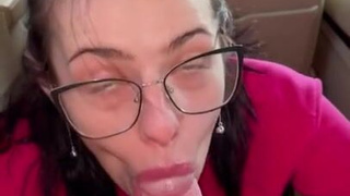 Секс в авто: начальник ублажает ассистентку