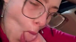 Секс в авто: начальник ублажает ассистентку