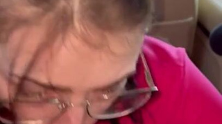 Секс в авто: начальник ублажает ассистентку