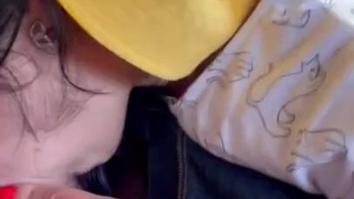 Автостопщица страстно ублажает водителя в машине – жесткий минет на дороге