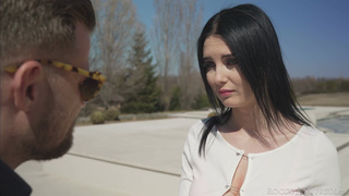 Страстный анальный триолизм: брюнетка в горячем МЖМ действии