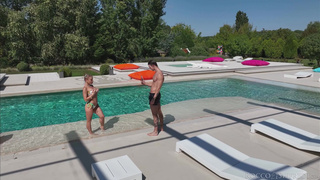 Двойное удовольствие с Alexa Flexy у бассейна