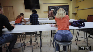 Студенческая страсть на публике: откровенный минет и жаркий секс