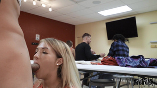 Студенческая страсть на публике: откровенный минет и жаркий секс