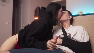 Брат сломал руку – помогла ему разрядиться и залетела по-семейному