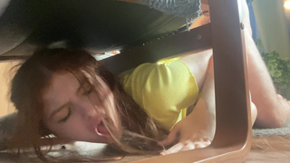 Лина Мигуртт застряла под креслом – кто откажется от такого соблазна?