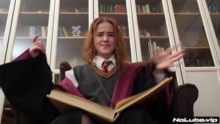 Молодая волшебница отдается по-звериному: анальный секс в позиции раком