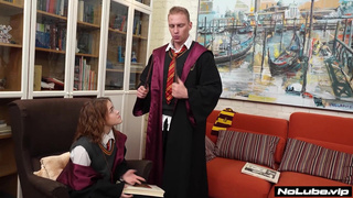 Молодая волшебница отдается по-звериному: анальный секс в позиции раком