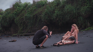 Черный пляж, жаркие ласки: откровенный Bali-трип с Кловер